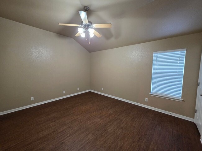 Building Photo - 3 Bedroom / 2 Bath Duplex – NEW FLOORING IN THE BEDROOMS
