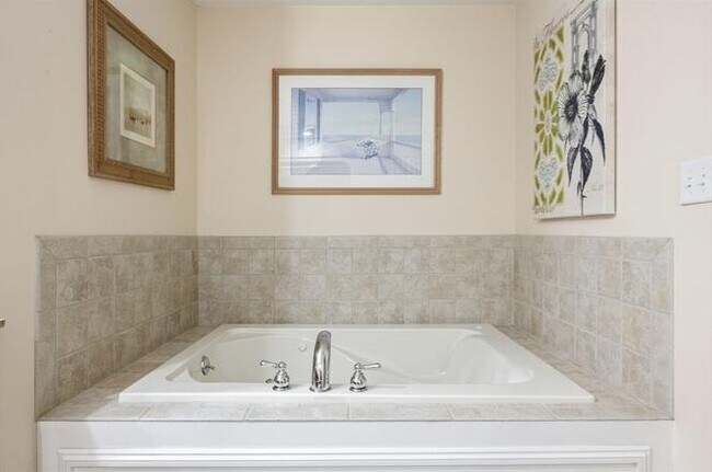 Building Photo - Versatile 1bedroom custom  condo