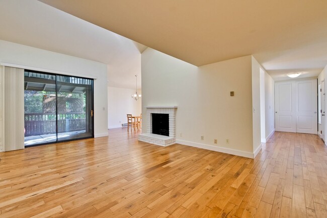 Building Photo - 3 Bed 3 Bath 2 Story Loft Style Condo in M...