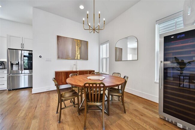 Building Photo - 806 Detering St