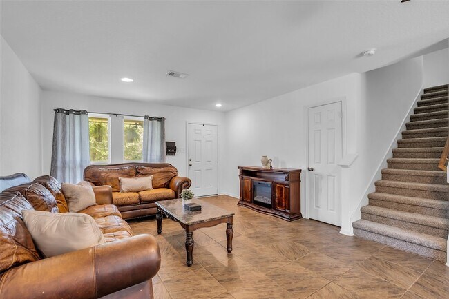 Building Photo - 16718 Warbler Dr