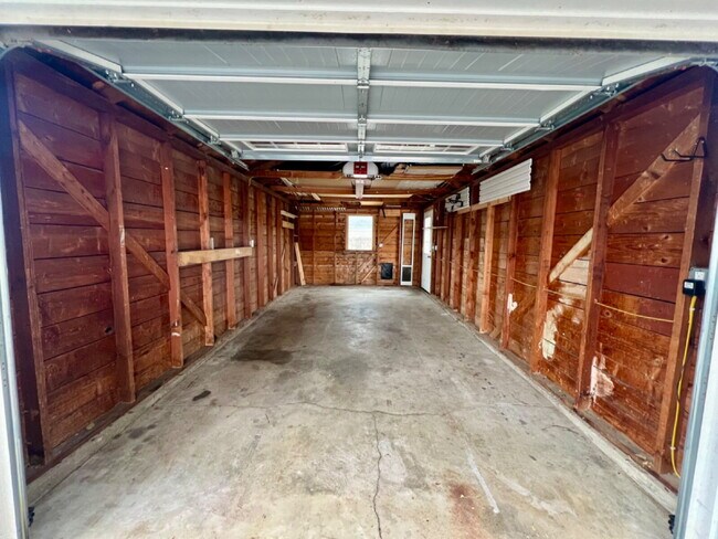 Building Photo - Great Home Close to CFD!