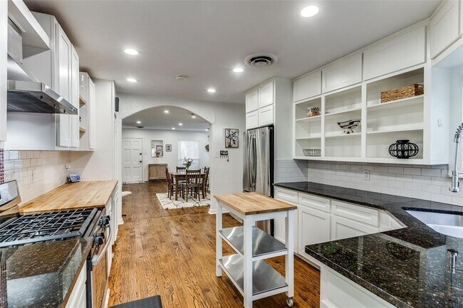 Building Photo - 3812 Birchman Ave