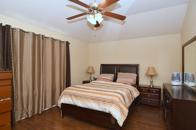 Building Photo - BEAUTIFUL 3 BEDROOM 2 BATH WITH WOOD TILE ...