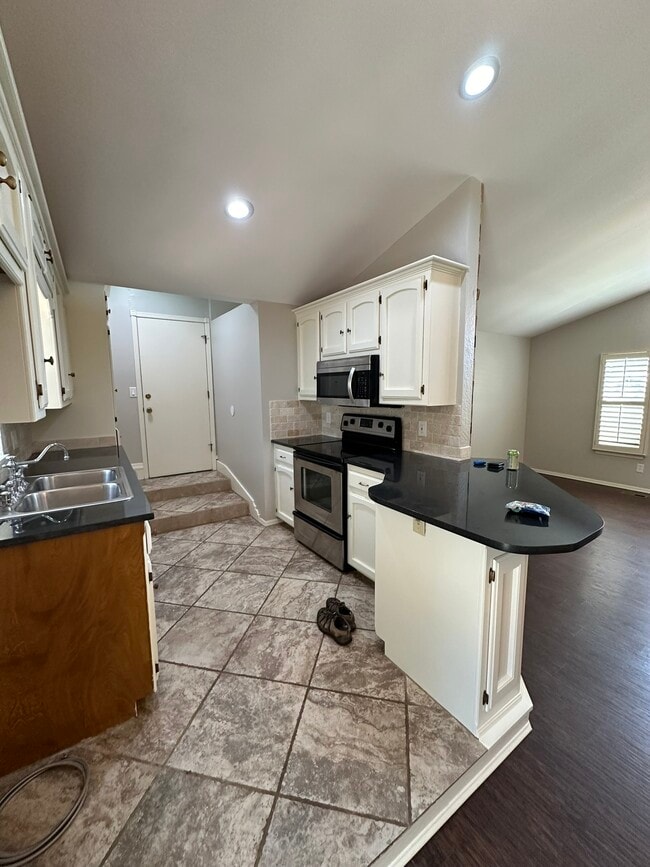 Building Photo - 525 Ridgecrest Rd