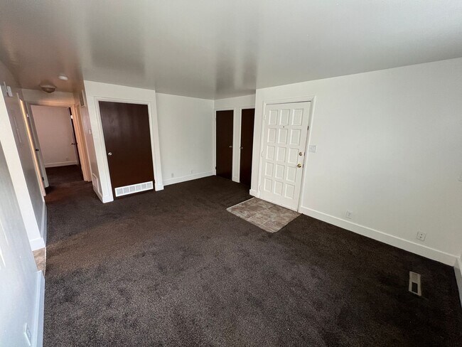 Building Photo - 2 Bed 1 bath Apartment close to downtown