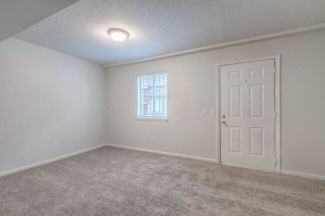 Building Photo - Updated 3 Bedroom 3 Bath Townhome