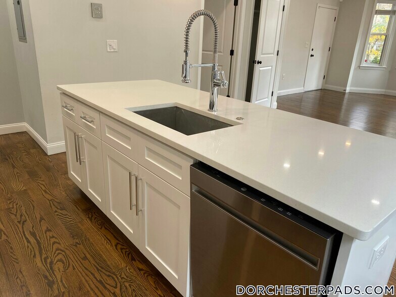 Building Photo - 757 Washington St