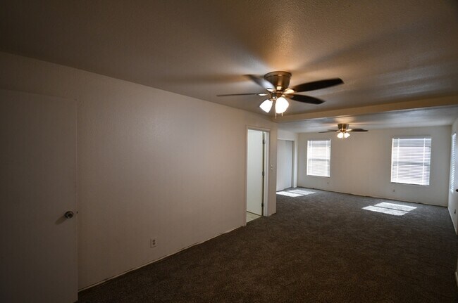 Building Photo - 3 bed 2 bath home in Mesa $1850 per mo plus fees Large Lot