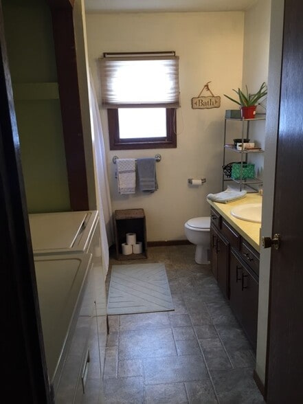 Building Photo - 603 E 16th St