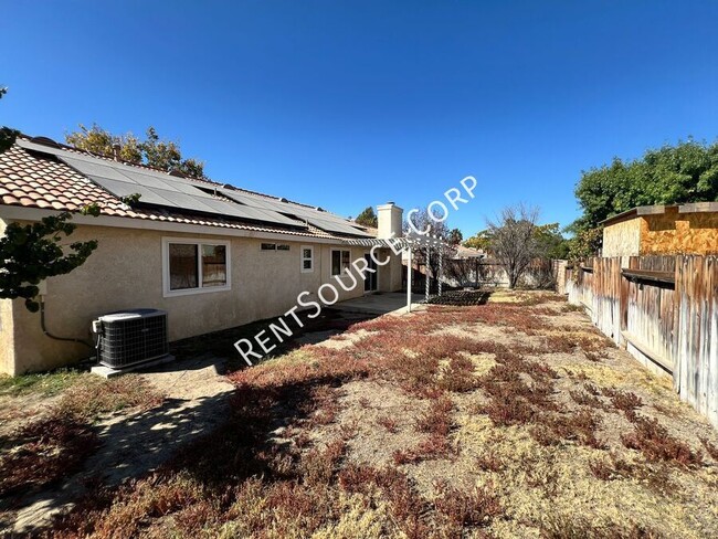 Building Photo - 4 Bedrooms/2 Bathrooms Single Story Home f...