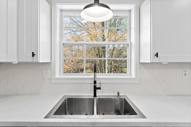 Building Photo - Pet Friendly Renovated Three Bedroom with Basement!