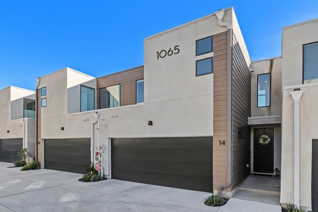 Building Photo - Beautiful upgraded 3 bedroom townhome with 2 car garage!