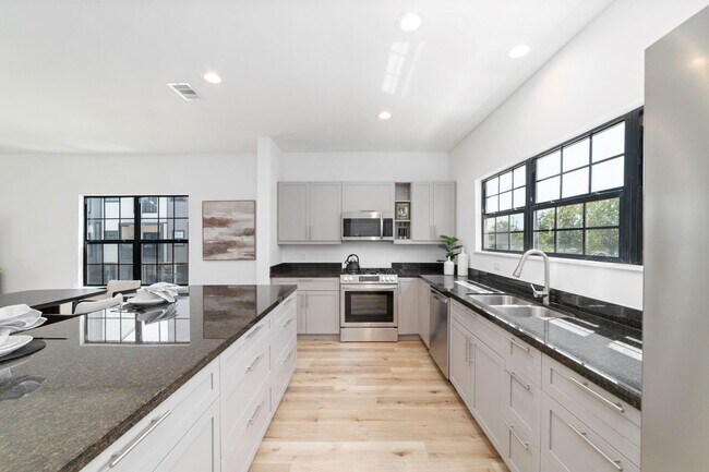 Building Photo - 11925 N Hoa Sen Cir