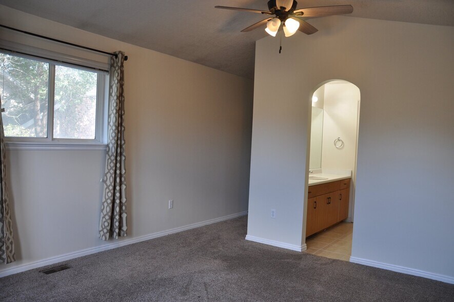 Building Photo - 752 Village Way N