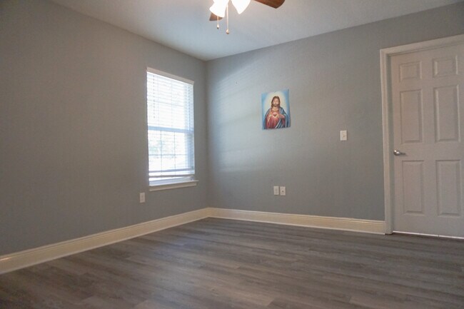 Building Photo - 321 Apple Dr