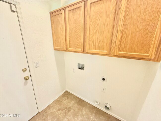 Building Photo - 13896 W Wilshire Dr