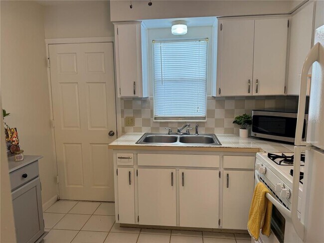 Building Photo - 5107 Park Lake Dr