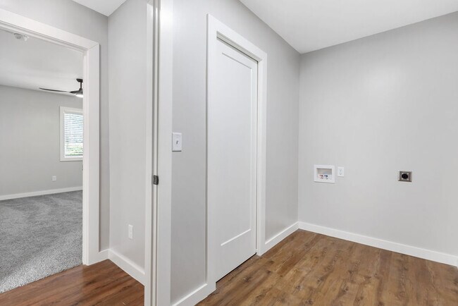 Building Photo - 809 Carson Dr