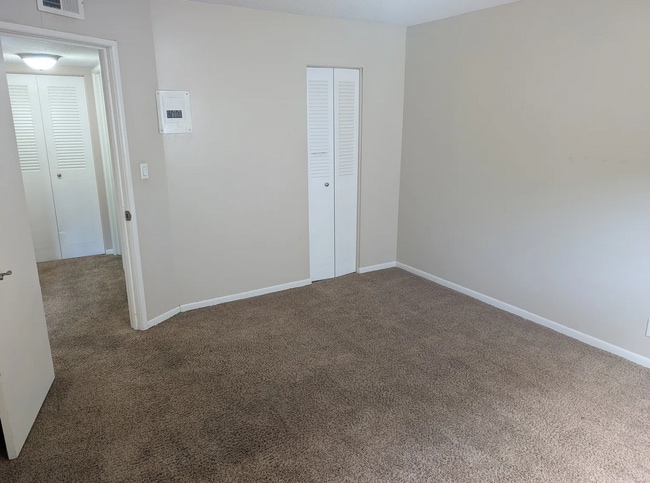 Building Photo - Spacious 1BR Condo – Pool Access & Utilities