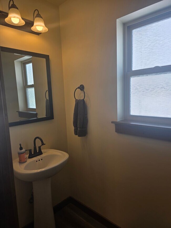 Building Photo - 3 Bedroom 2.5 Bath Condo near MSU