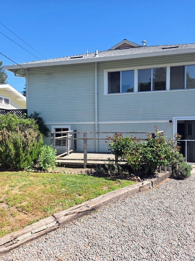 Building Photo - Charming Downtown Petaluma Gem - 3bed 1.5 Bath Available Now !