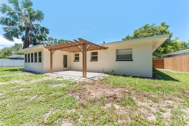 Building Photo - 1431 San Helen Dr