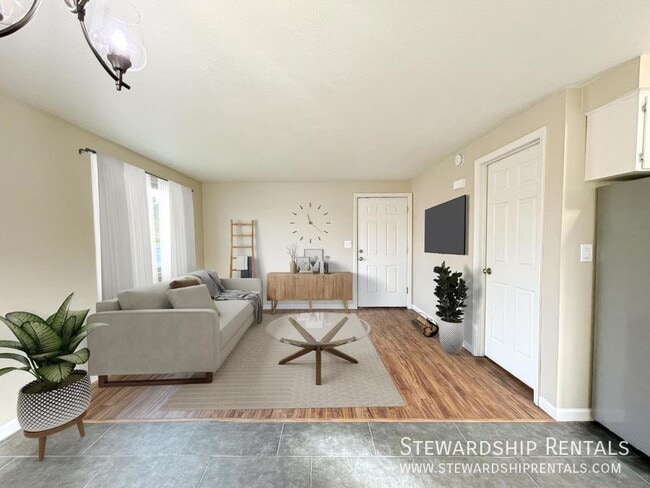 Building Photo - 325½ Schooling St.-