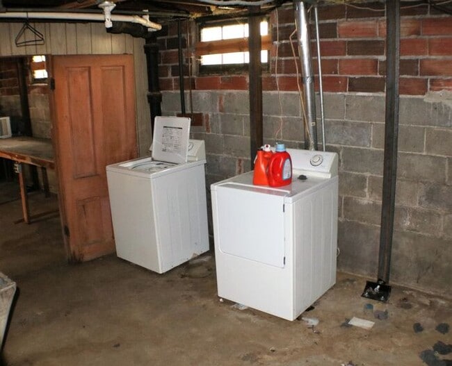Building Photo - $1,300 | 1 Bedroom + Bonus Room, 1 Bathroo...