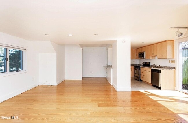 Building Photo - 586 N Broadway