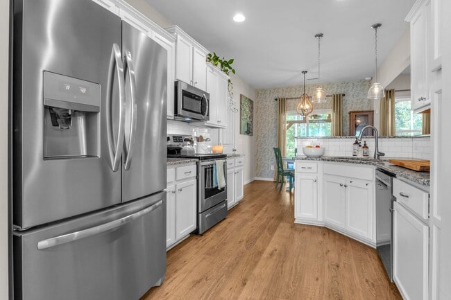 Building Photo - 4 bedroom 2.5 bathroom home close to beaches, shopping, and Marine Corps Bases.