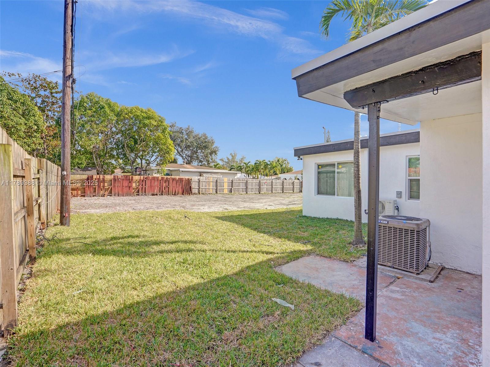 Building Photo - 6147 SW 40th St