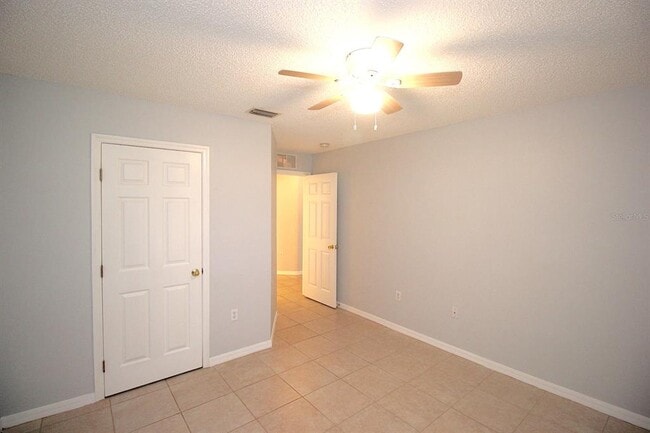 Building Photo - 12 Round Table Ln