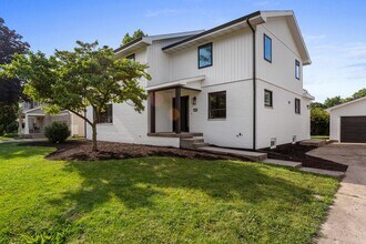 Building Photo - Four bedroom executive rental available now in Champaign's sought after Devonshire neighborhood!