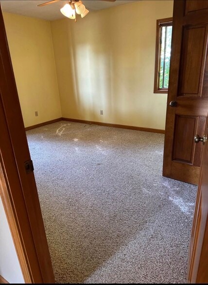 Master bedroom - 10929 Lincoln Hwy E