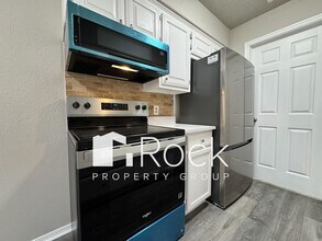Building Photo - Move In by August 15 & Get $1,000 Off! 3 Bedroom Townhome in West OKC