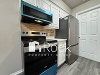 Building Photo - 3 Bedroom Townhome in West OKC