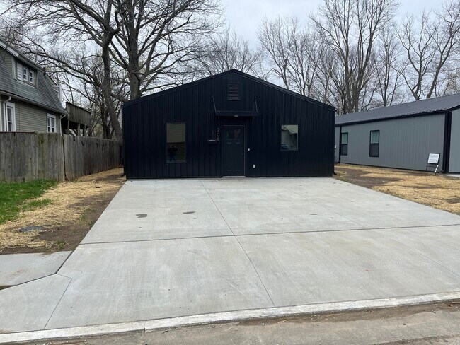 Building Photo - 208 3rd Ave