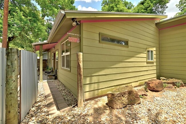 Building Photo - 1217 Holly St
