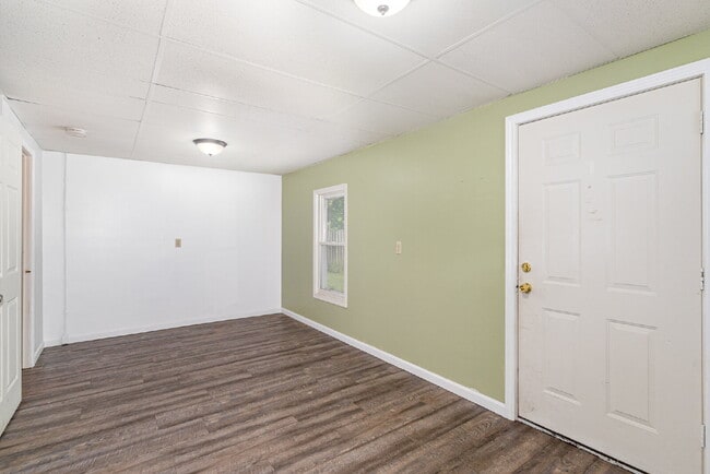 Building Photo - 3-Bedroom updated home on Salem Street $18...