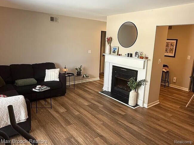 Building Photo - 42556 Plymouth Hollow Dr