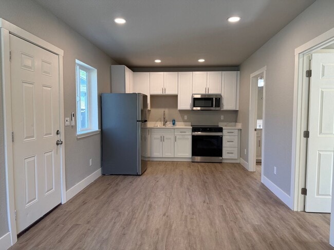 Building Photo - AVAILABLE NOW!  Newly Remodeled 1 bedroom, 1 bath in downtown area, won't last long!