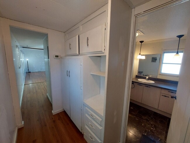 Building Photo - 55+ Community Home in Saralake Estates – 2 Bed / 2 Bath