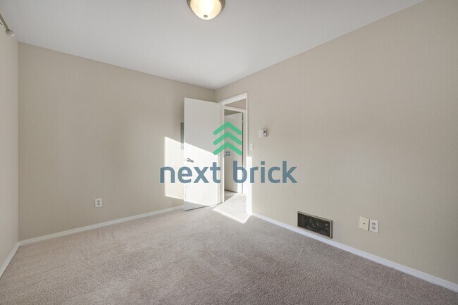 Building Photo - A Cozy 3 Bedroom and 2.5 Bathroom Property