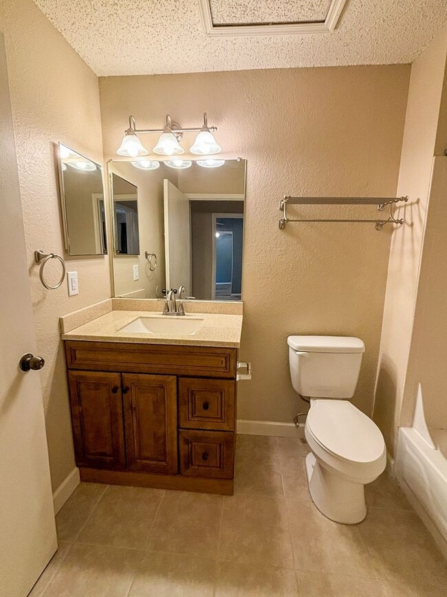 Building Photo - Windsor Park #523 - Pet Friendly!