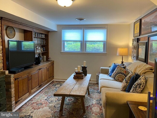 Building Photo - Show stopper