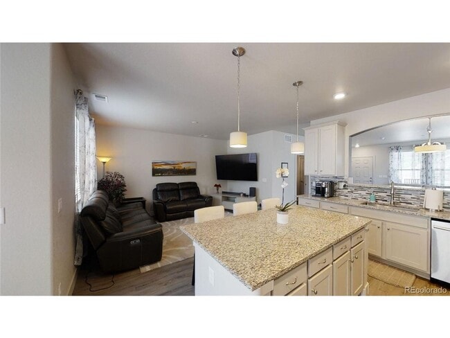 Building Photo - Available 4/2: Beautiful End Unit Townhome in Cherrywood Park