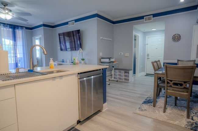 Building Photo - 3/2~Soho St ~ Resort Style Living!!!