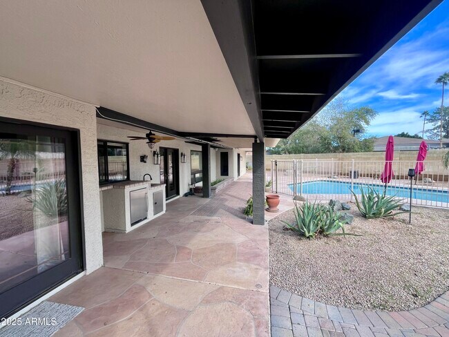 Building Photo - 2129 E Huntington Dr