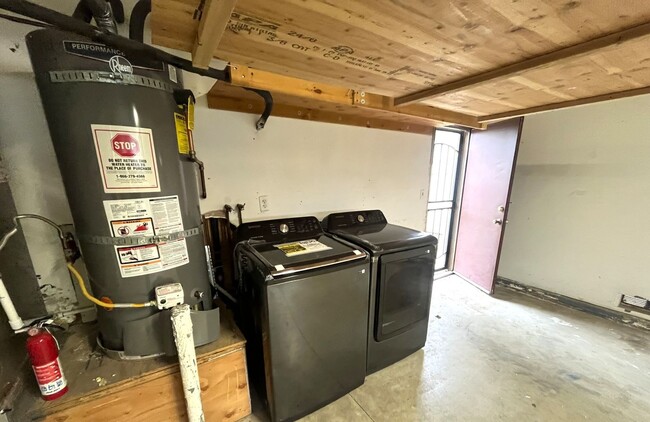 Building Photo - 4 bedroom, 2.5 bathroom home in a gated Riverside community!